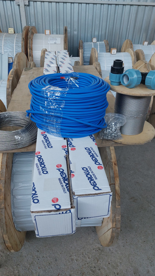 Pedrollo 4SR10/20-PD 4,0 квт ​Скважинный насос Pedrollo 4SR10/20 PD предназначен для скважин с внутренним диаметром от 101 мм. Насос полностью выполнен из нержавеющей стали и оснащен прорезиненными пескостойкими рабочими колесами. Максимально допустимое количество песка в перекачиваемой воде составляет 150 грамм на куб/м (у Grundfos 50 гр/м3). В отличие от большого количества производителей, перенесших свое производство в Китай, насосы Pedrollo 4SR производятся исключительно в Италии и имеют двухлетнюю гарантию.